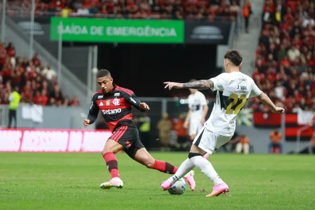 Óscar Cardozo marca o segundo do Olimpia contra o Flamengo