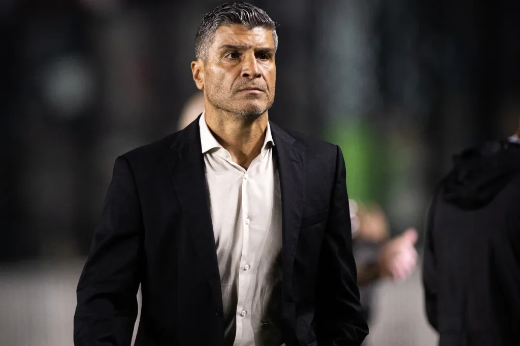 Pedro Emanuel celebra primeira vitória no Vasco: "Satisfeito"