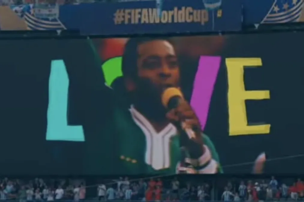 Pelé é homenageado na final da Copa do Mundo com Coldplay e Muppets