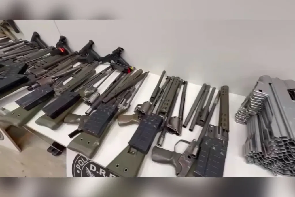 PF prende motorista com 16 fuzis e pistolas escondidos em furgão no RJ