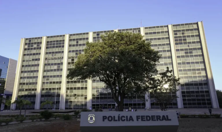 Polícia Federal faz operação contra lavagem de dinheiro ligada ao PCC.