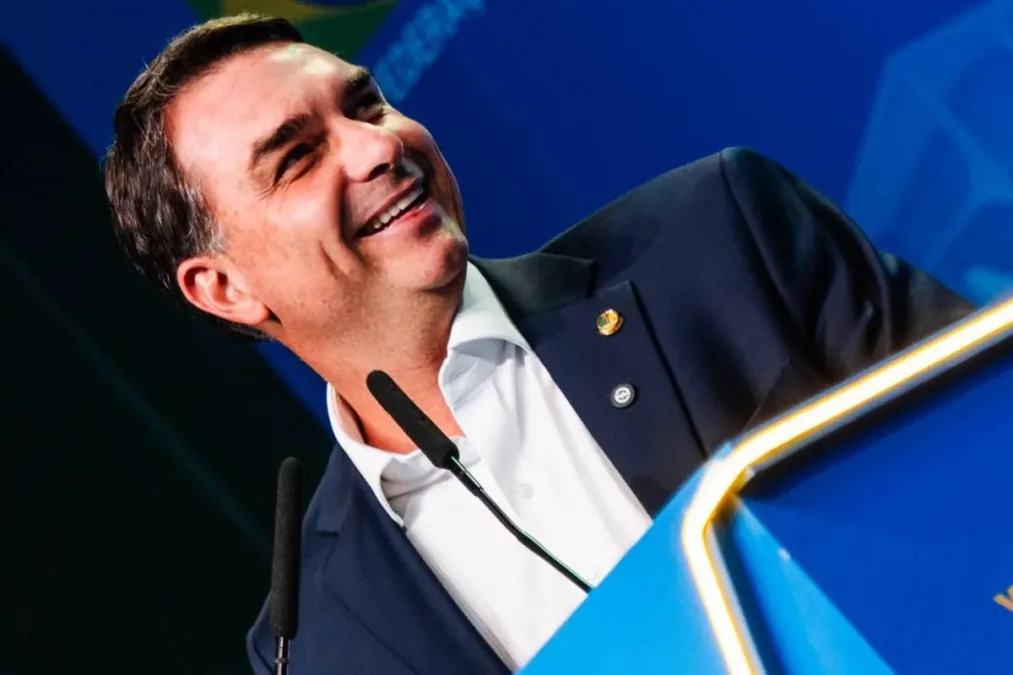PL busca estratégias para Flávio após desgastes com carta de Bolsonaro