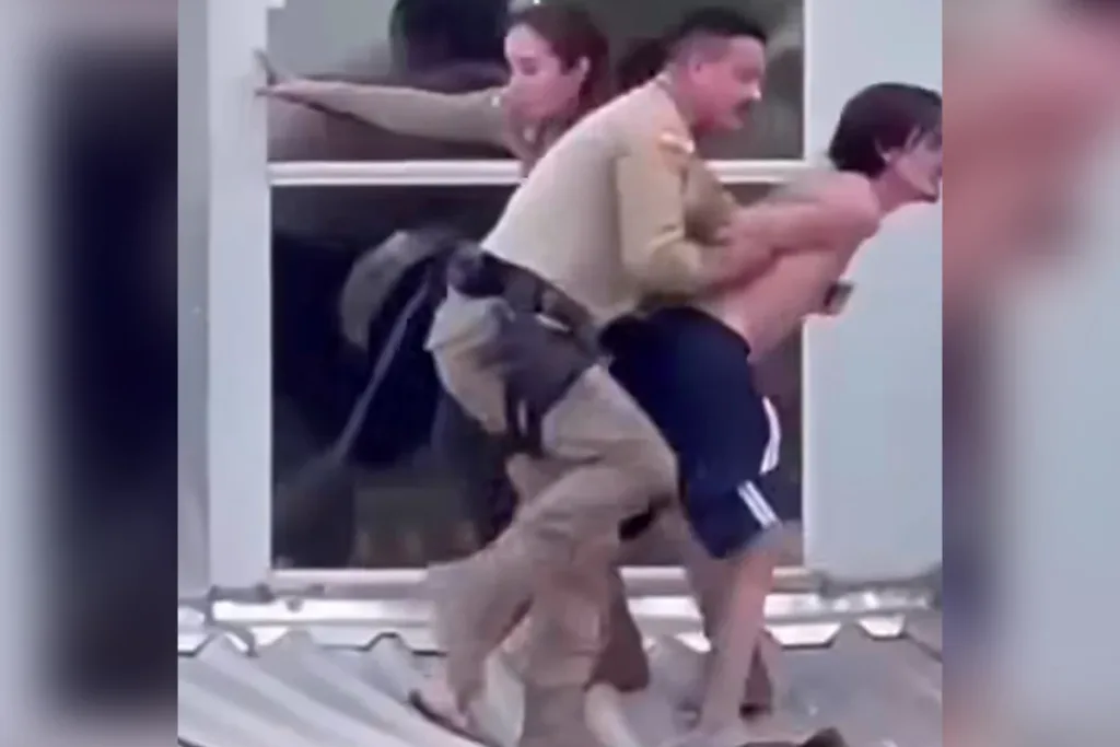 Policiais despencam de telhado ao tentar conter homem em surto