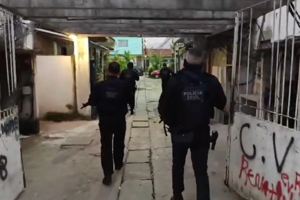 Polícias Civil e Militar atacam redutos do Comando Vermelho no Rio