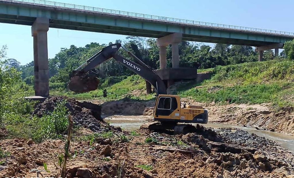 Dnit mantém situação de emergência em ponte da BR-364 sobre o Rio Caeté no Acre.