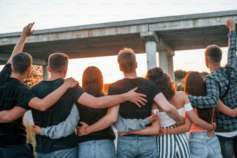 Desafios da juventude brasileira na educação, mercado de trabalho e saúde mental.
