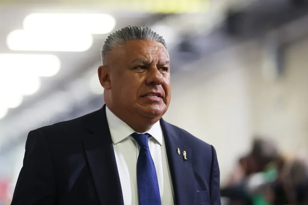 Presidente da AFA nega celular confiscado e critica operações do FBI