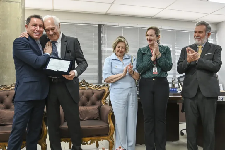 Desembargador aposentado Jersey Pacheco é homenageado pelo Tribunal de Justiça do Acre durante cerimônia oficial.