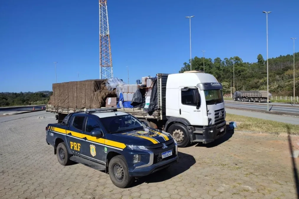 PRF apreende 4 mil litros de cachaça em embalagens de agrotóxicos