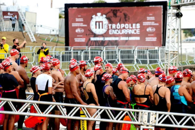 Provas aquáticas abrem Metrópoles Endurance Triatlo; confira momentos