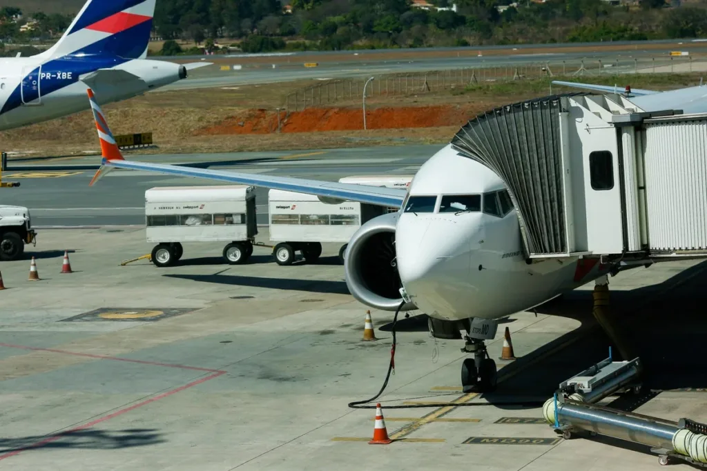 Querosene de aviação sobe 57,6% em um ano e pressiona passagens