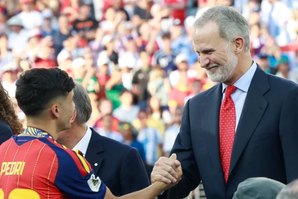 Rei da Espanha viraliza após vitória na Copa do Mundo: "Daddy gostoso"