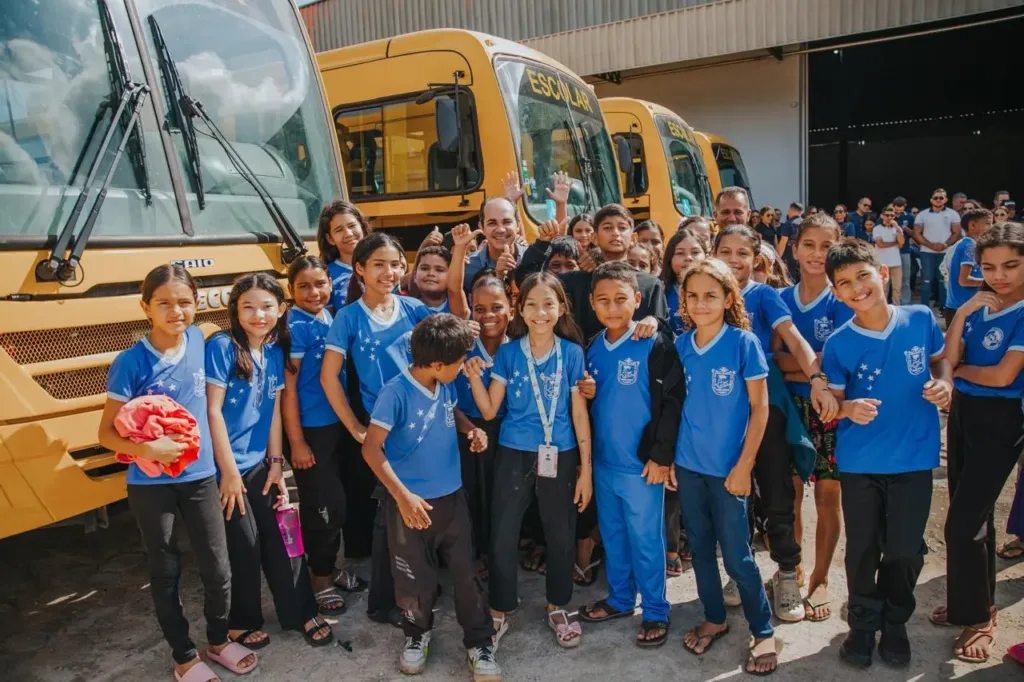 Novos ônibus escolares entregues pela Prefeitura de Cruzeiro do Sul para reforçar o transporte de estudantes.