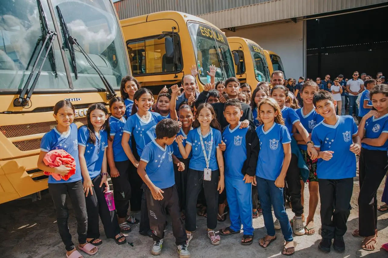 Novos ônibus escolares entregues pela Prefeitura de Cruzeiro do Sul para reforçar o transporte de estudantes.