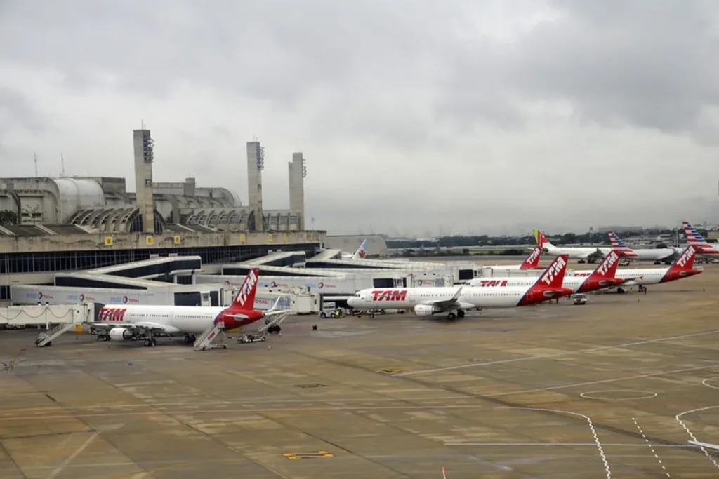 Rio: avião arremete após balão cair próximo ao Aeroporto do Galeão