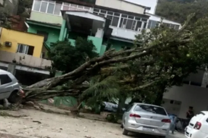 Rio entra em estágio de alerta com vendaval de mais de 90 km/h e apagão