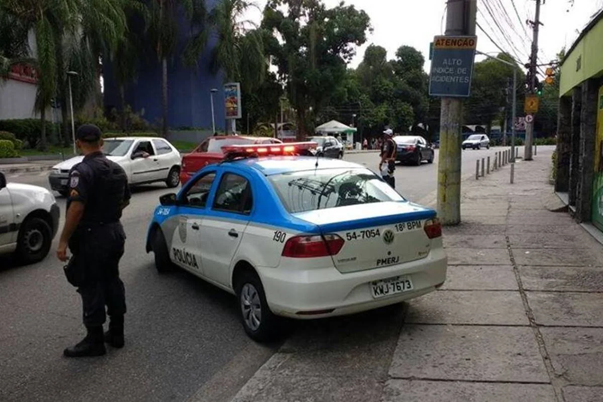 RJ: PM e quatro suspeitos morrem em tiroteio na Avenida Brasil