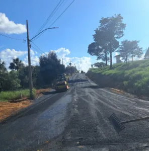 Obra de asfaltamento na Rua Francisca de Sousa, acesso ao Ifac em Sena Madureira.