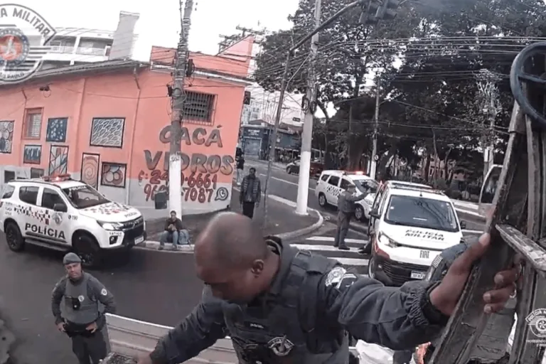 "Segura no muro": bodycams da PM mostram resgate de passageiros em trilhos