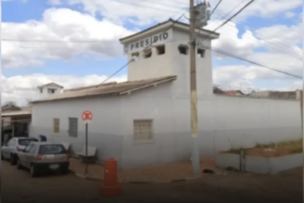 Seis presos com ao menos quatro passagens fogem de presídio em MG