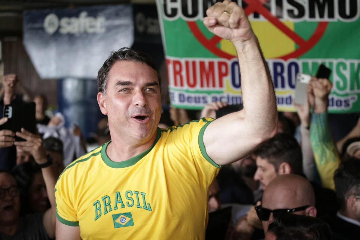 Sem apoio do Centrão, Flávio pode apostar no modo "full Bolsonaro"