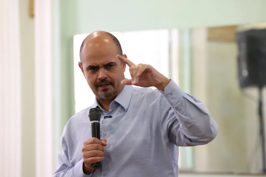 Simões exonera aliado de Aro em meio a desgate por candidatura em MG