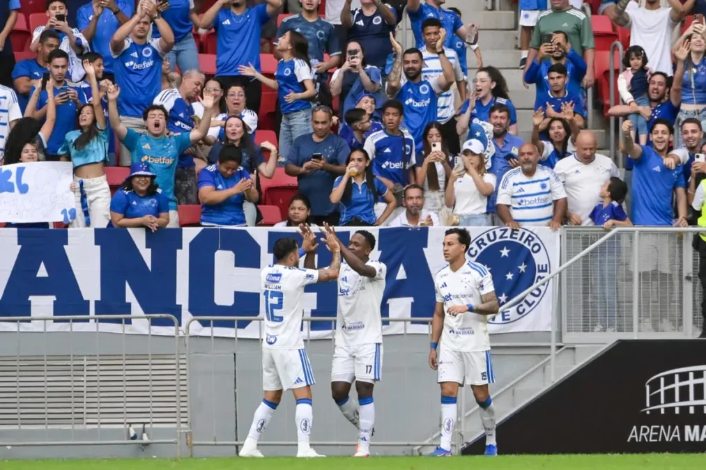 Sinisterra marca belo gol para o Cruzeiro contra o Grêmio no DF