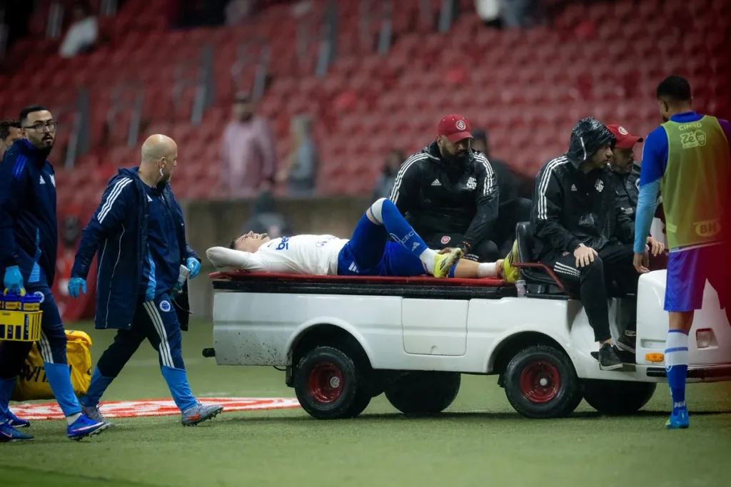 STJD pede suspensão de zagueiro do Inter até retorno de Gabriel Pec