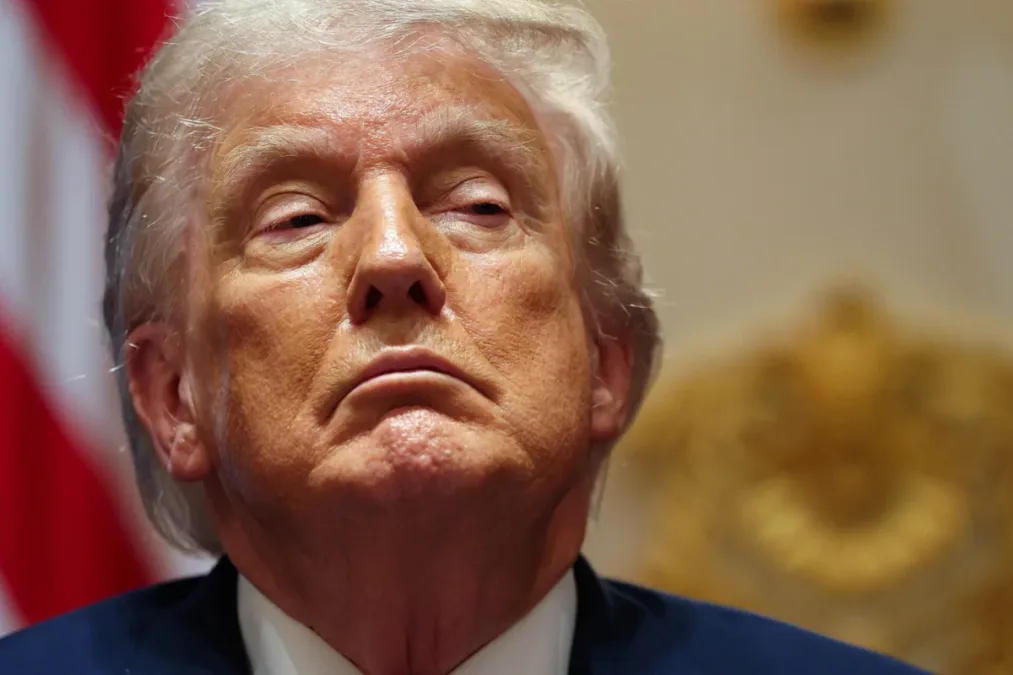 Trump ameaça bombardear Omã caso país se “intrometa” em Ormuz