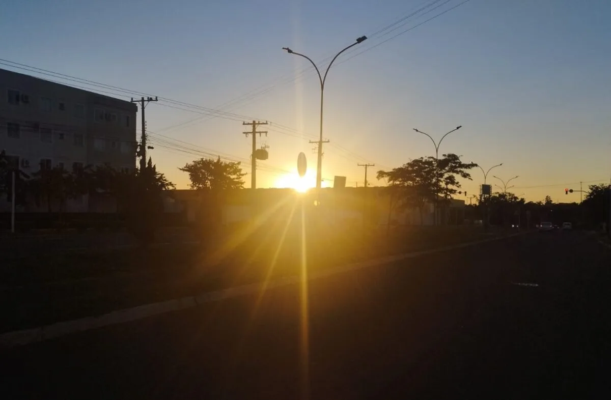 Previsão do tempo no Acre para terça-feira com sol, nuvens e possibilidade de chuva rápida.