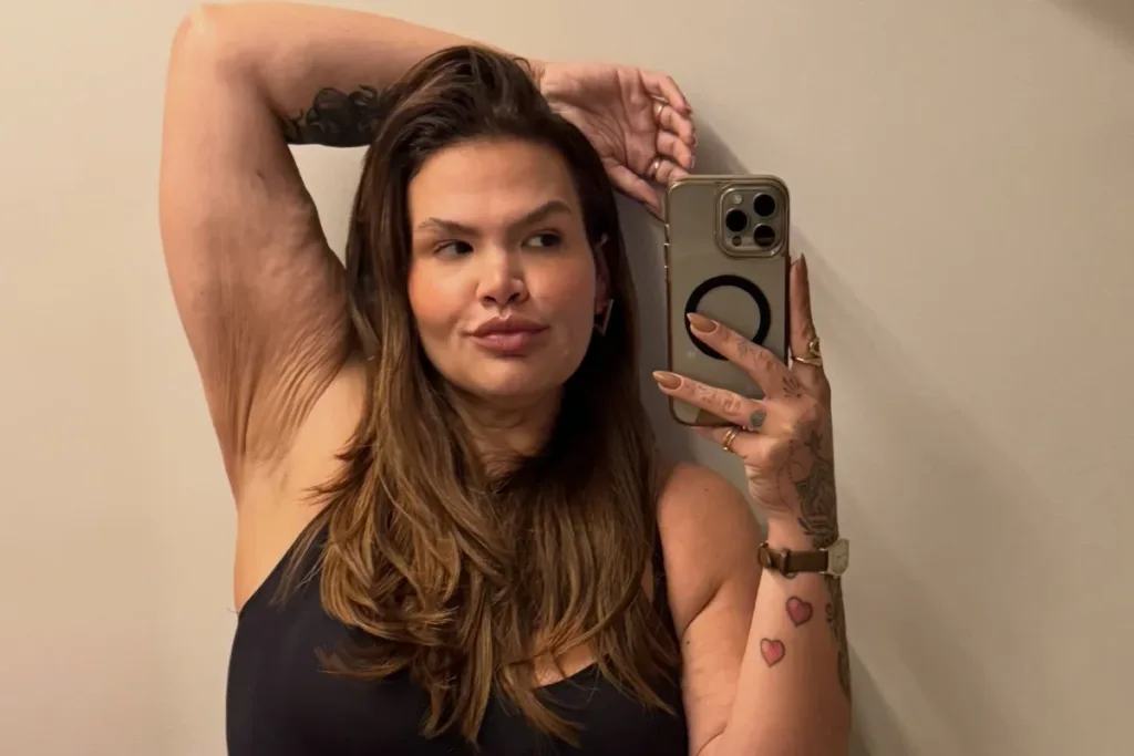 Thais Carla sensualiza nas redes sociais após perder 101 kg: "Oi"