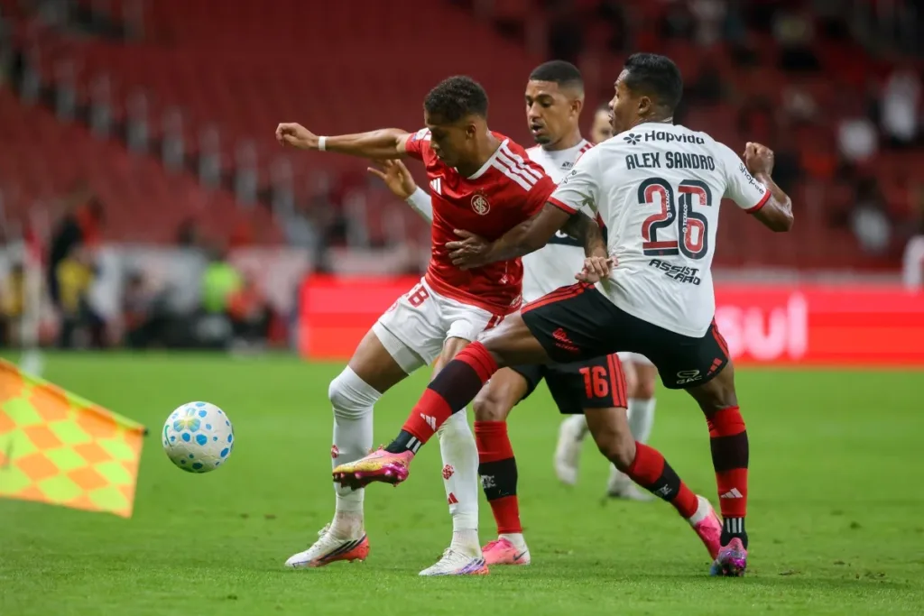 Tudo igual: Internacional e Flamengo empatam no RS pelo Brasileirão