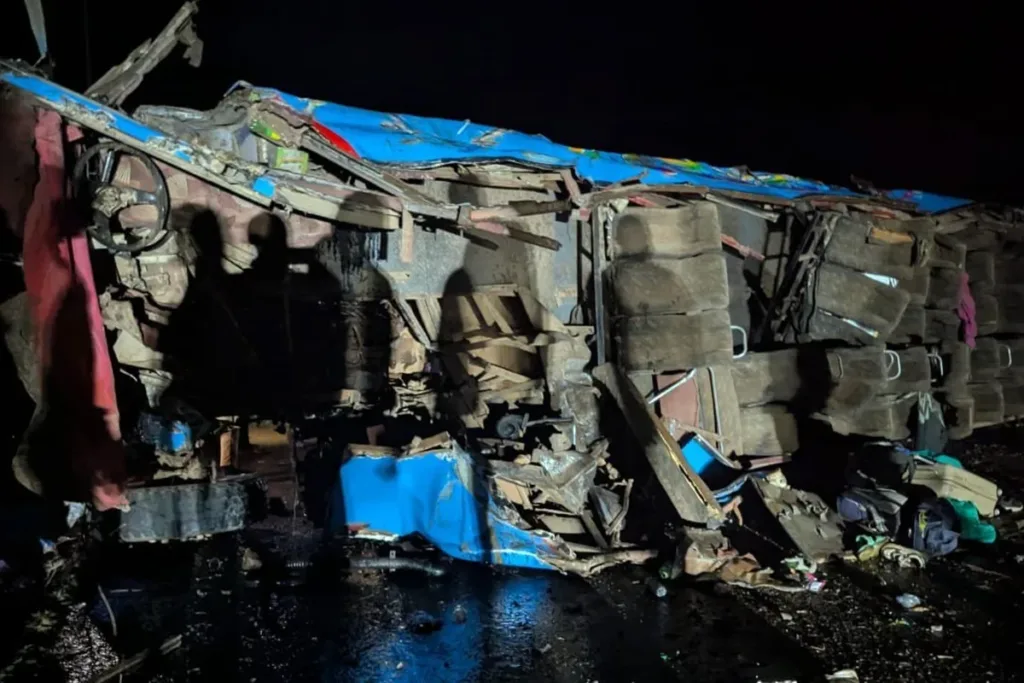 Uganda: 20 crianças e um adulto morrem em acidente com ônibus escolar