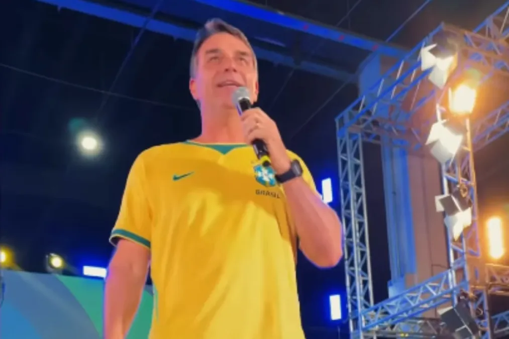 Marqueteiro quer Flávio Bolsonaro somente nos debates com Lula