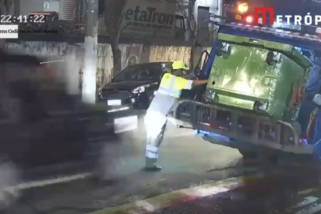 Veja momento em que comerciante chinês atropela coletor de lixo em SP