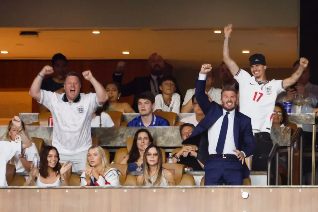Victoria Beckham vira meme durante jogo da Inglaterra; David defende