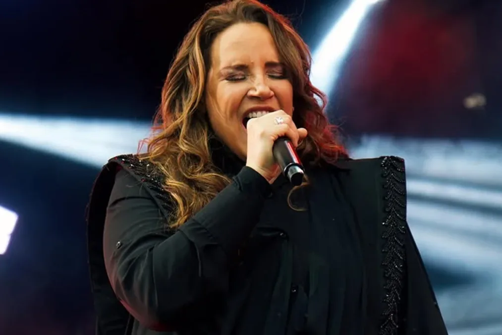 Vídeo: Ana Carolina dá bronca na equipe e interrompe show na Bahia