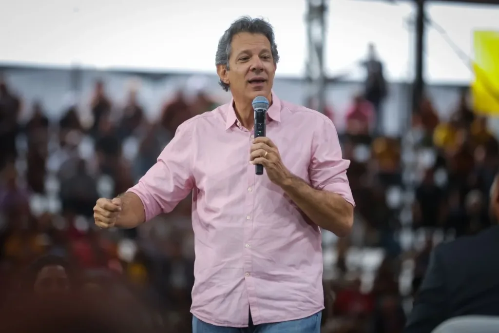 Vídeo de Haddad para convenção deixa bandeira do PT em 2º plano