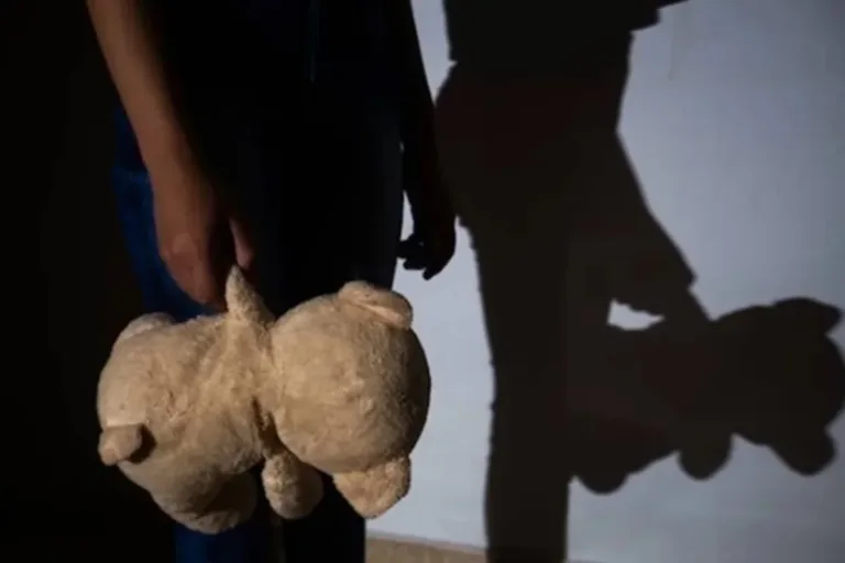 Violência contra crianças e jovens dentro de casa cresce no Brasil