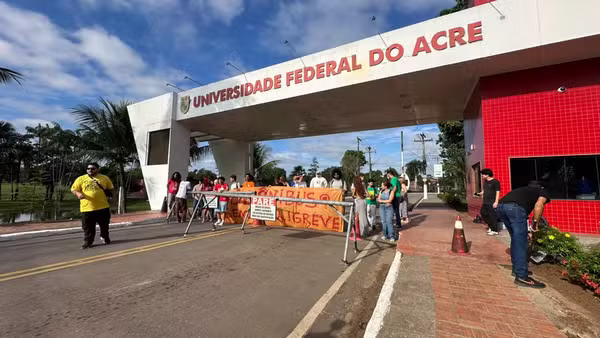 Estudantes bloqueiam entrada da Ufac em protesto contra crise no transporte coletivo