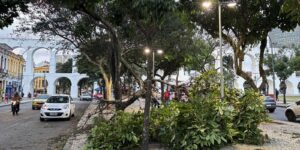 Ventania causa apagão e paralisa transportes no Rio de Janeiro