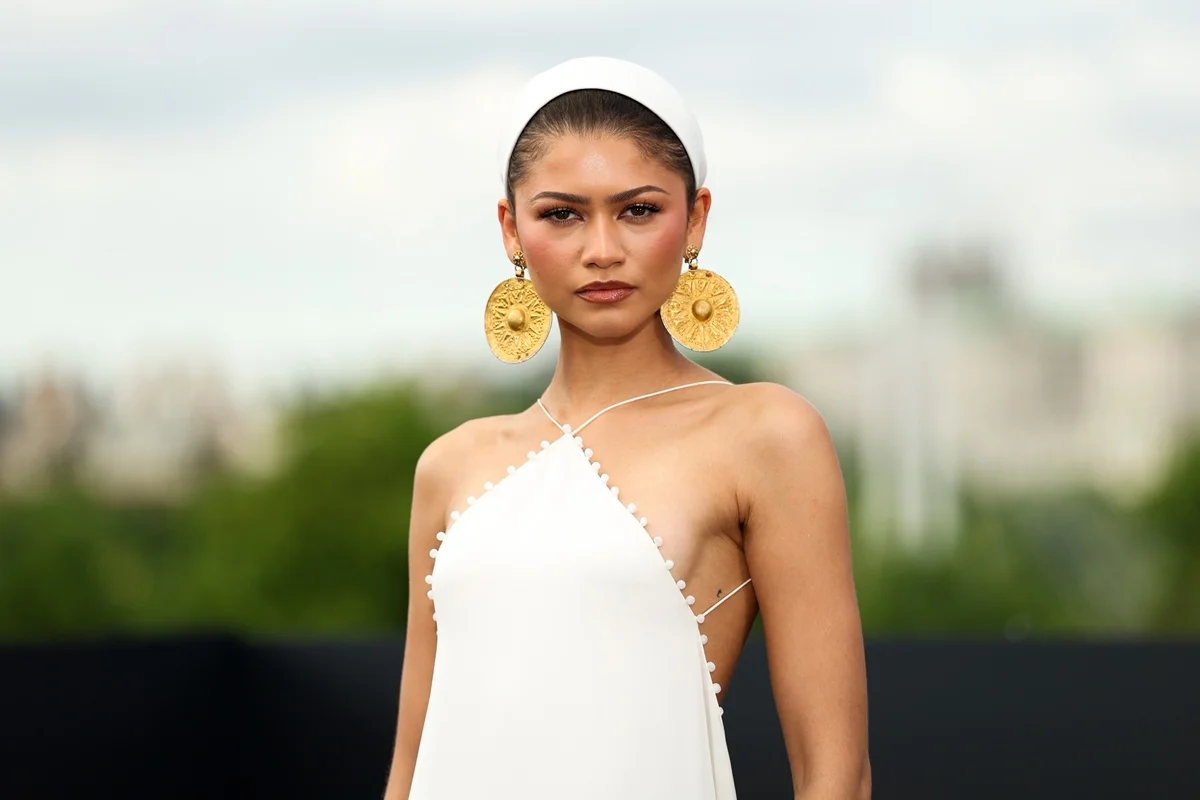 Zendaya é criticada por usar brincos milenares; saiba origem das peças