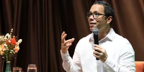 Escritor diz que literatura tem poder de humanizar e levar à reflexão