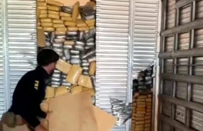 Motorista é preso com mais de 1 tonelada de drogas escondida em fundo falso de carreta em Rondônia.