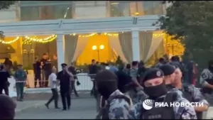 Explosão em restaurante de Moscou deixa pelo menos três mortos e dezenas de feridos.