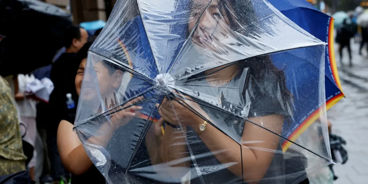 Chuva forte atinge Pequim durante passagem do tufão Dolphin