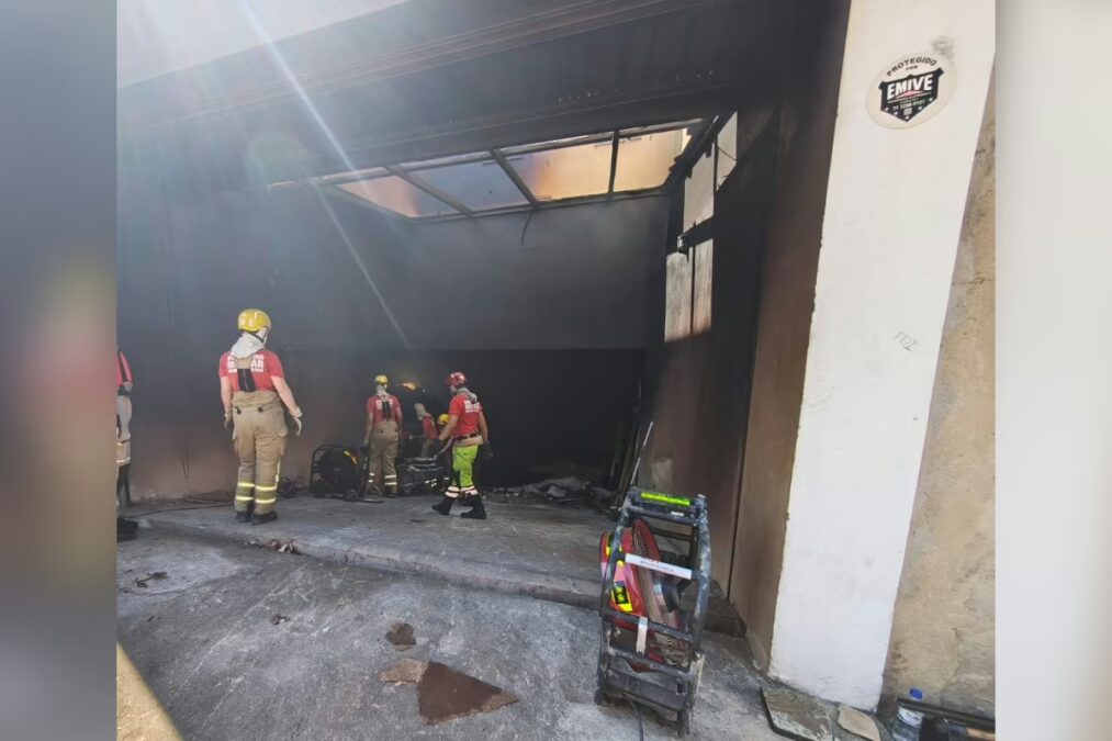 Incêndio em galpão de móveis é combatido há 3 dias pelos bombeiros em BH