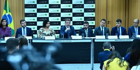 Operação Lívia combate rede que induzia jovens a suicídio na internet