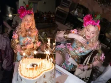 Madonna abre álbum do aniversário de 68 anos na Grécia ao lado de filhos e namorado