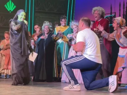 Atriz do musical “Wicked” no Brasil, Myra Ruiz é pedida em casamento no palco